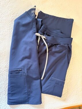 Fabletics Navy scrub set wide leg pants size 1x short
